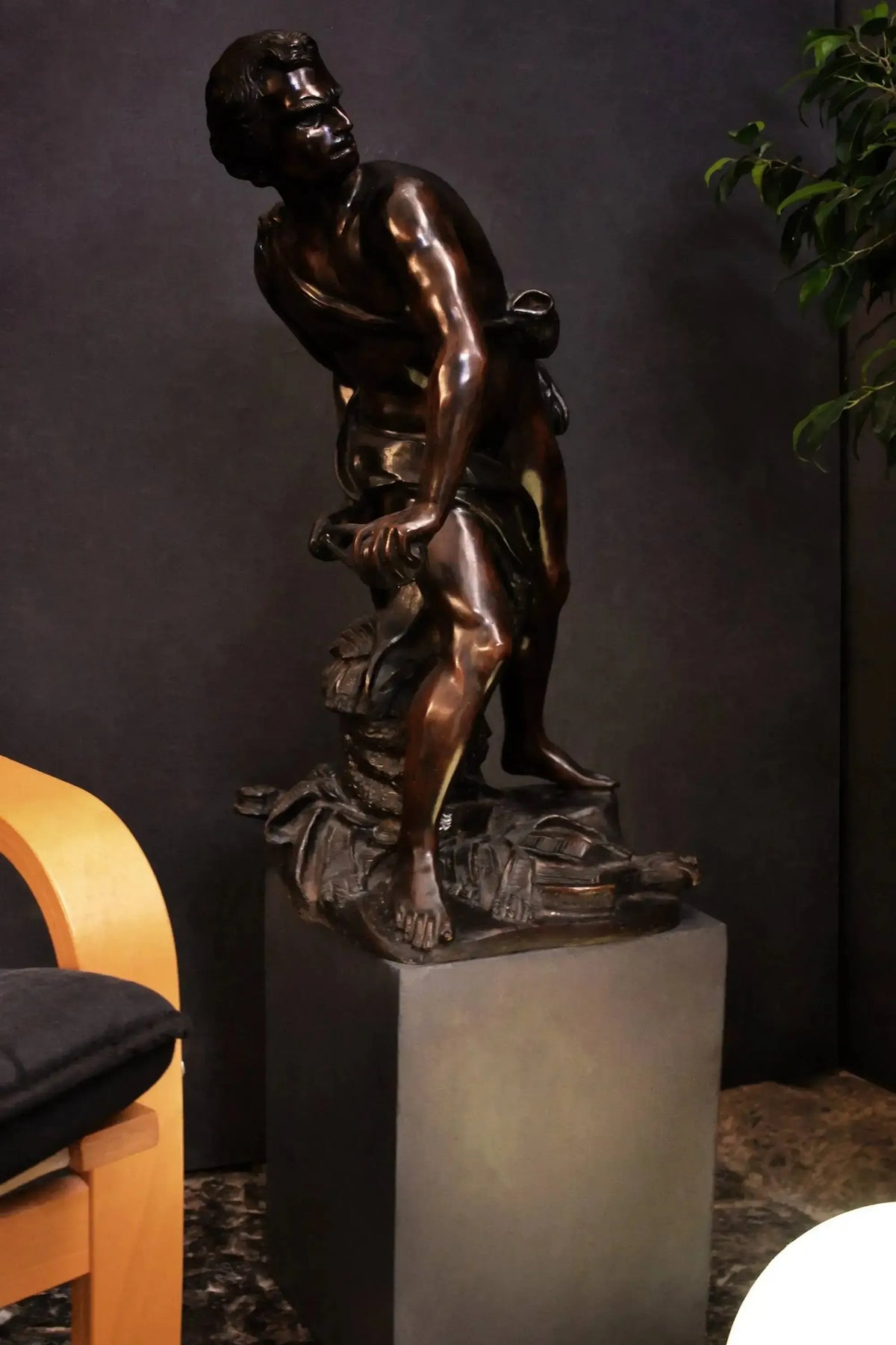Bronzereproduktion von Berninis David; Vollständige Vorderansicht, eingestellt.
