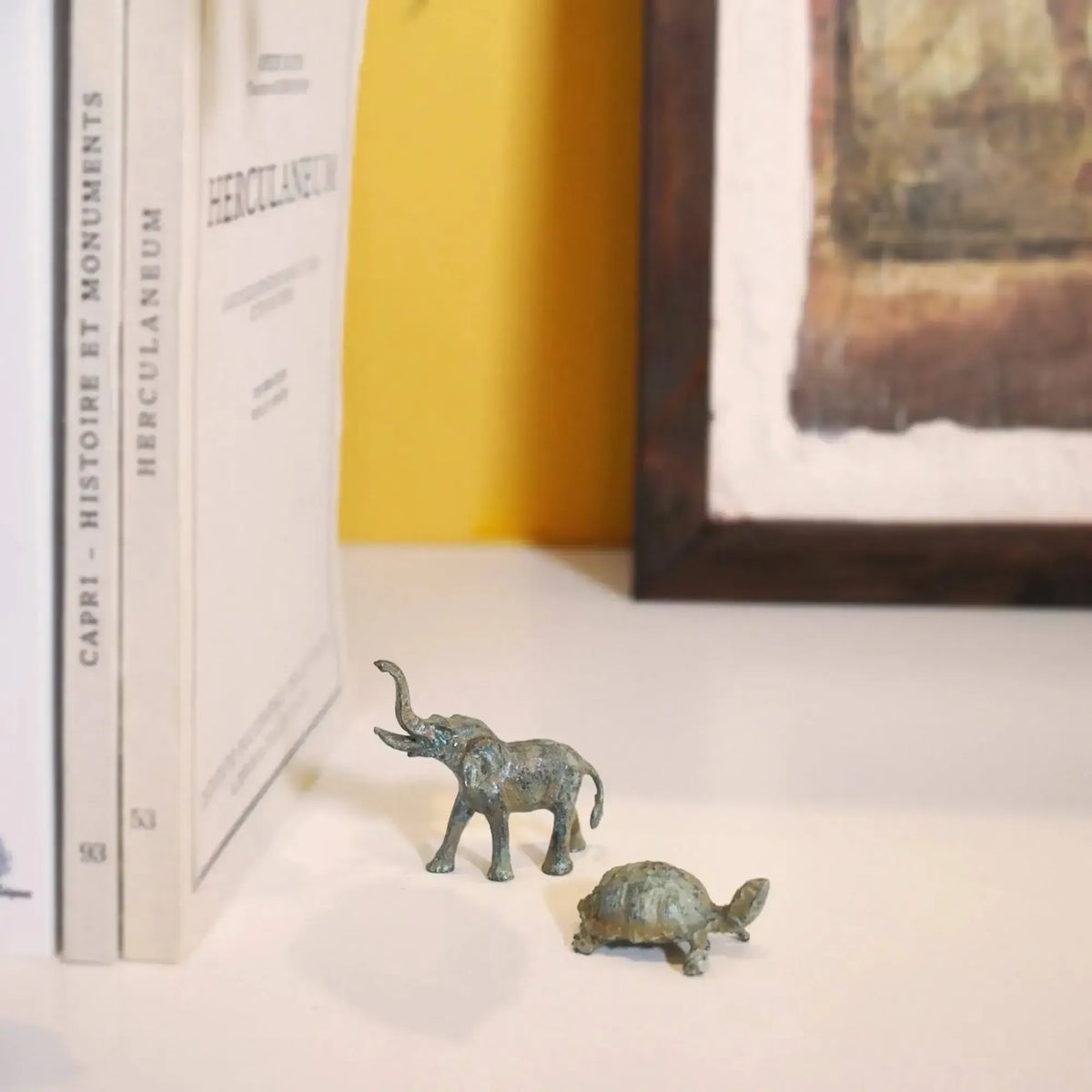Elefanten- und Schildkrötenstatuetten aus Bronze