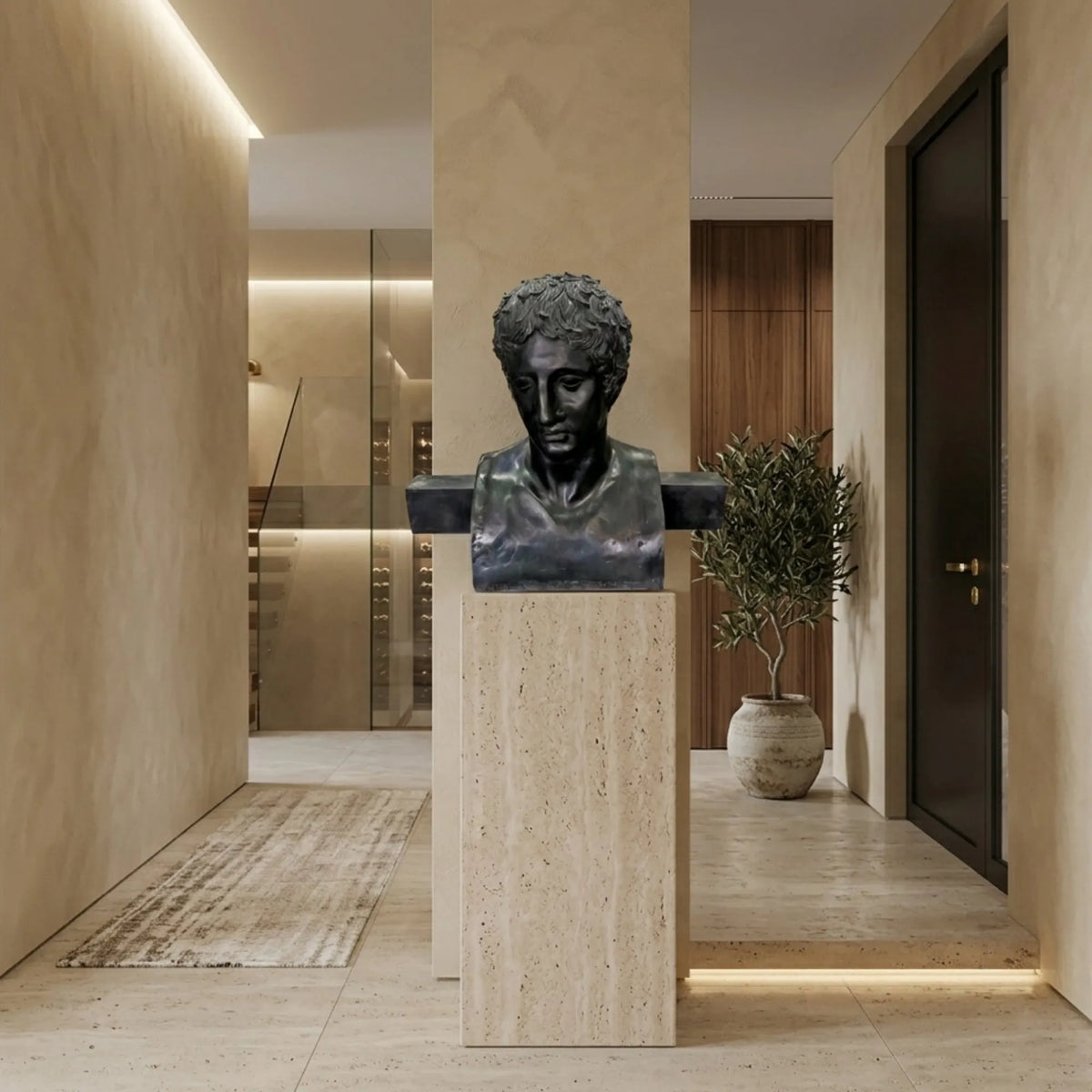Erma di Doriforo in bronzo scuro su un piedistallo chiaro, in un ingresso con scala e pianta in vaso.
