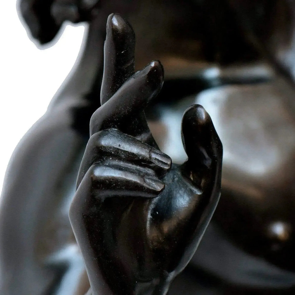 Tanzender Faun von Pompeji, schwarze Patina. Detail auf der Hand