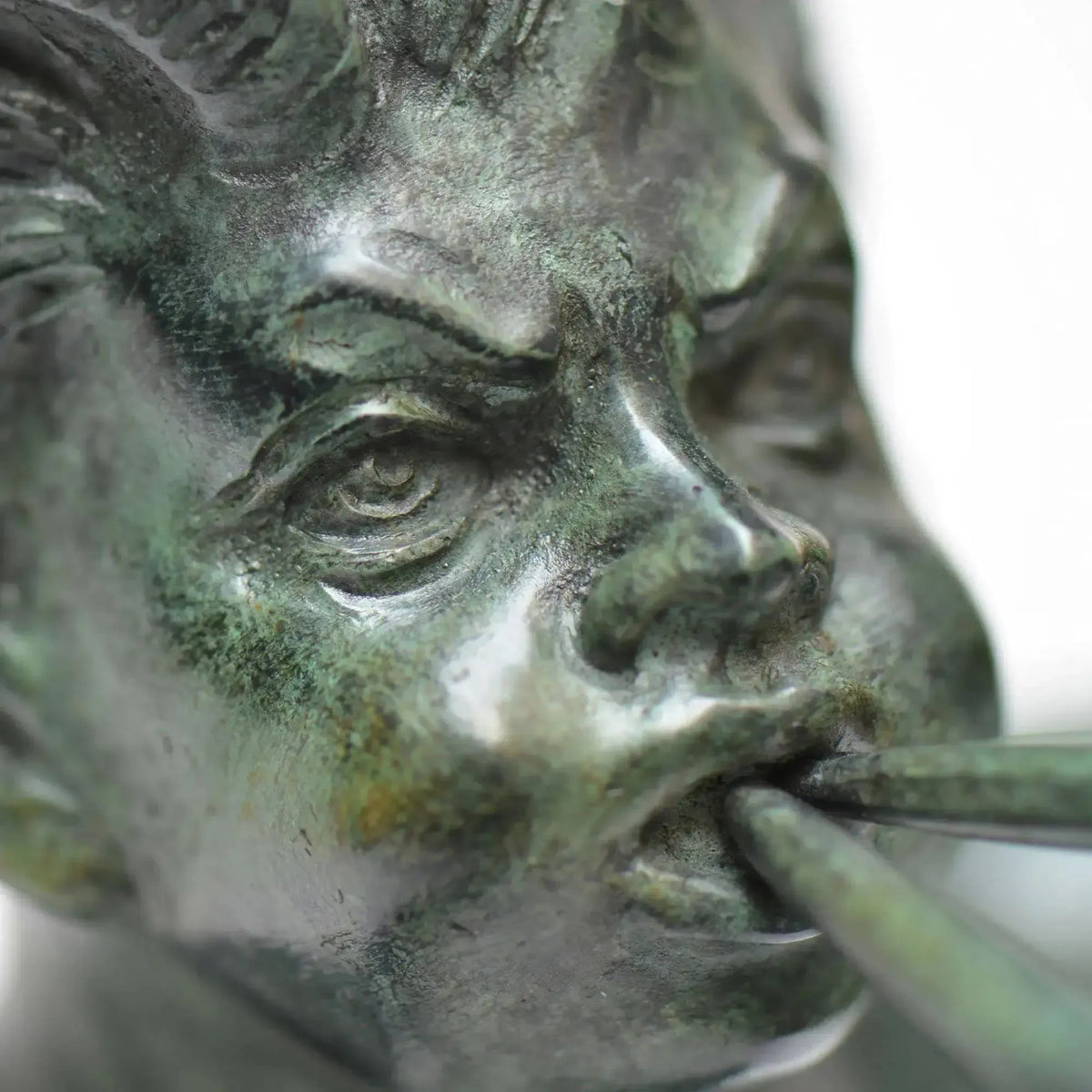 Skulptur des Fauns mit Bronzepfeifen