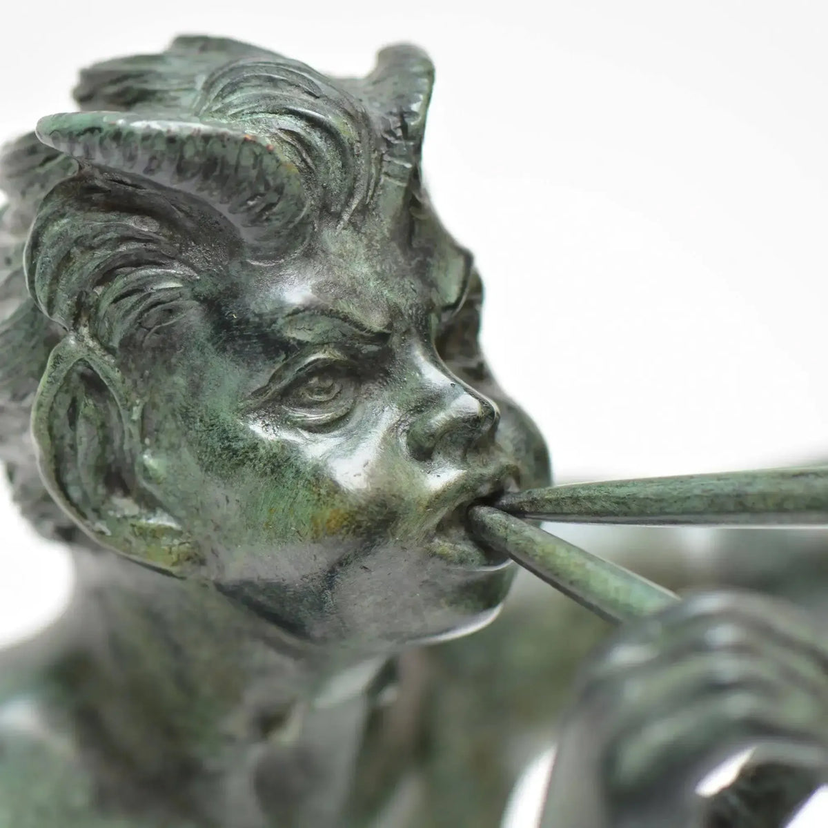 Bronzene Faunskulptur mit Pfeifen