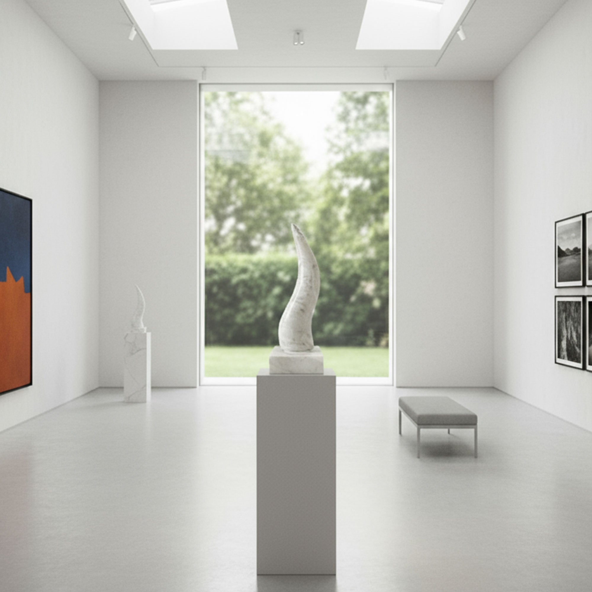 Корно Скарамантико Неаполитано из мрамора Каррара 26 см с основанием из Пиперно – амулет дизайна Сделано в Италии