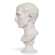 Riproduzione dettagliata del busto in marmo di Giulio Cesare che mostra un'espressione severa e l'acconciatura storica romana.