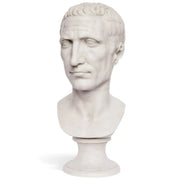 Replica del busto di Giulio Cesare in marmo bianco di Carrara, che mette in evidenza i dettagli del viso.
