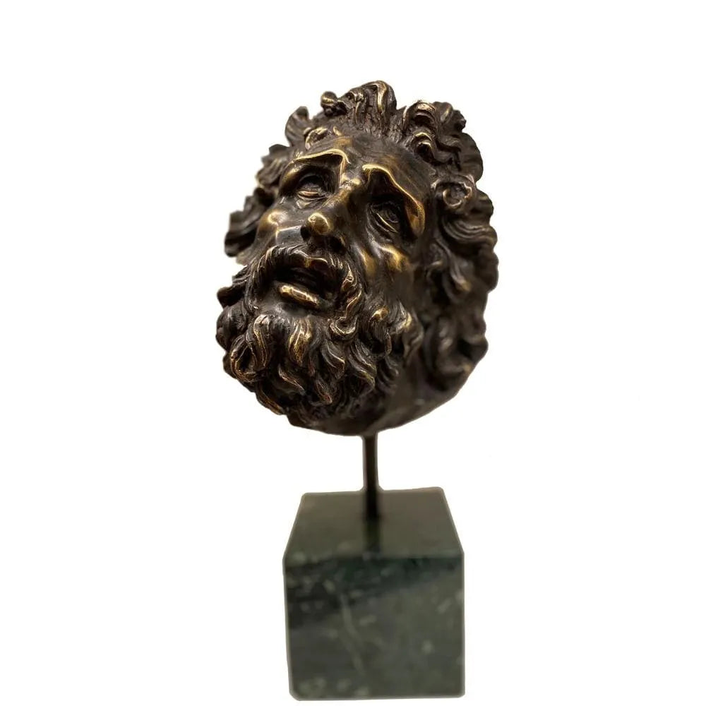 Testa di Laocoonte in bronzo su base verde, con barba e capelli ricci, su fondo bianco.