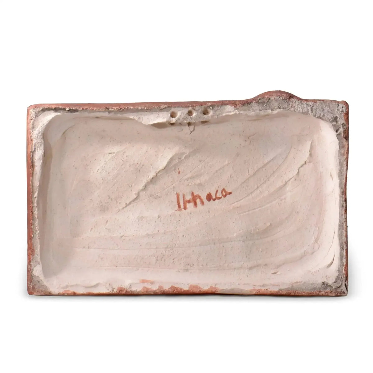 Retro della piastra Leone di San Marco in terracotta, con fori lungo il bordo superiore