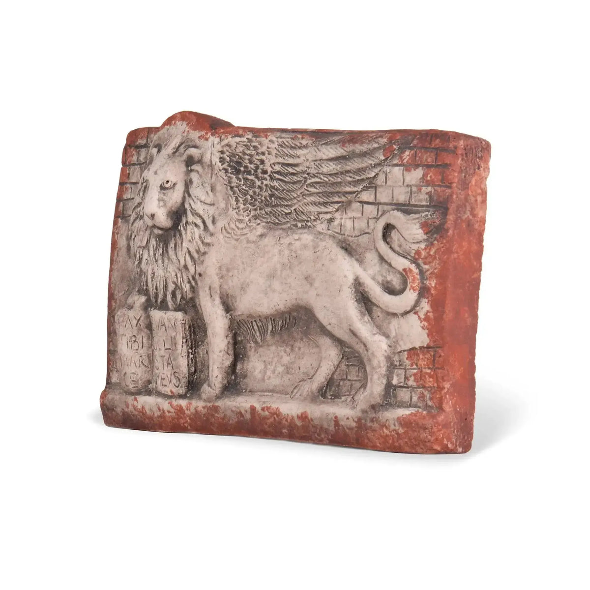 Piastra in terracotta del Leone alato di San Marco con libro aperto, vista obliqua su fondo bianco