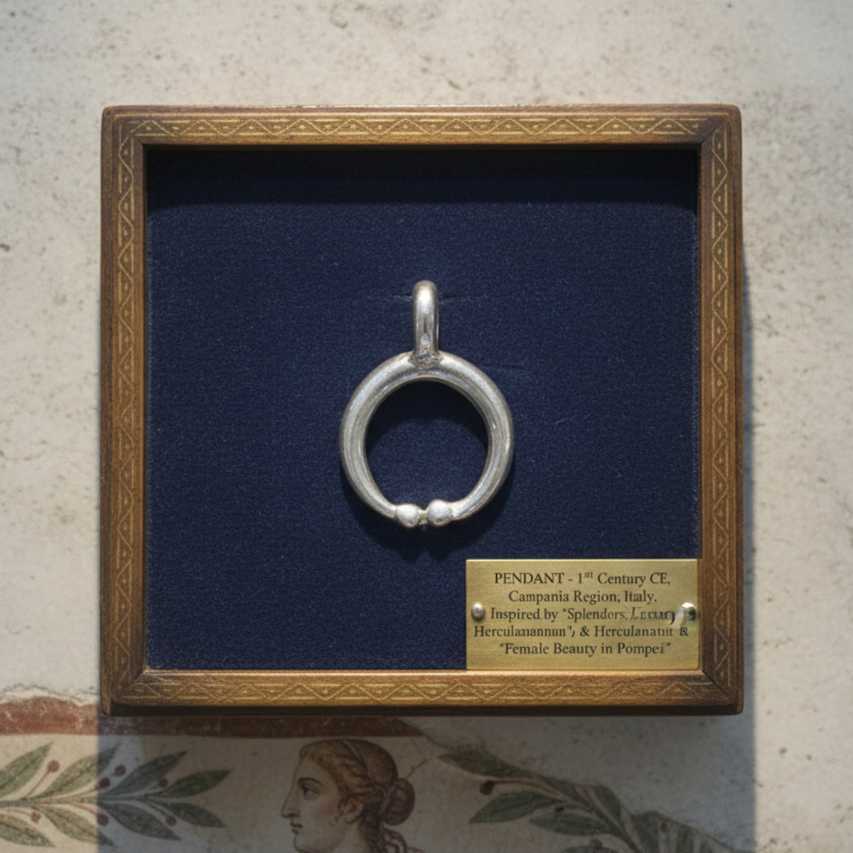 Pendente lunula liscia in argento, esposto su fondo blu in una cornice