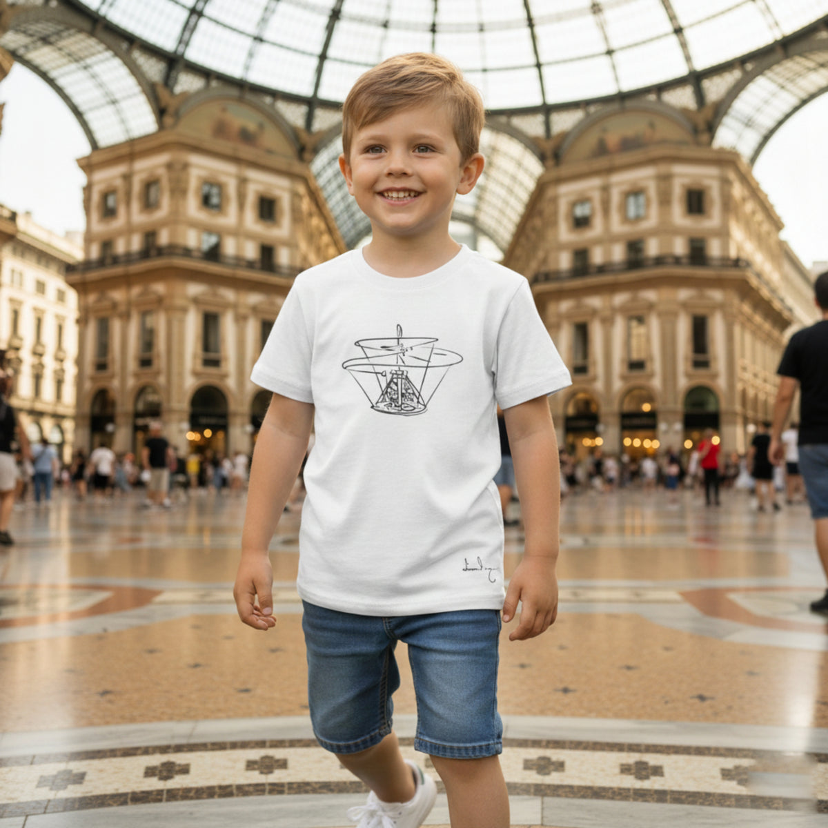 Bambino con maglietta bianca con elica di Leonardo, in una galleria con copertura vetrata