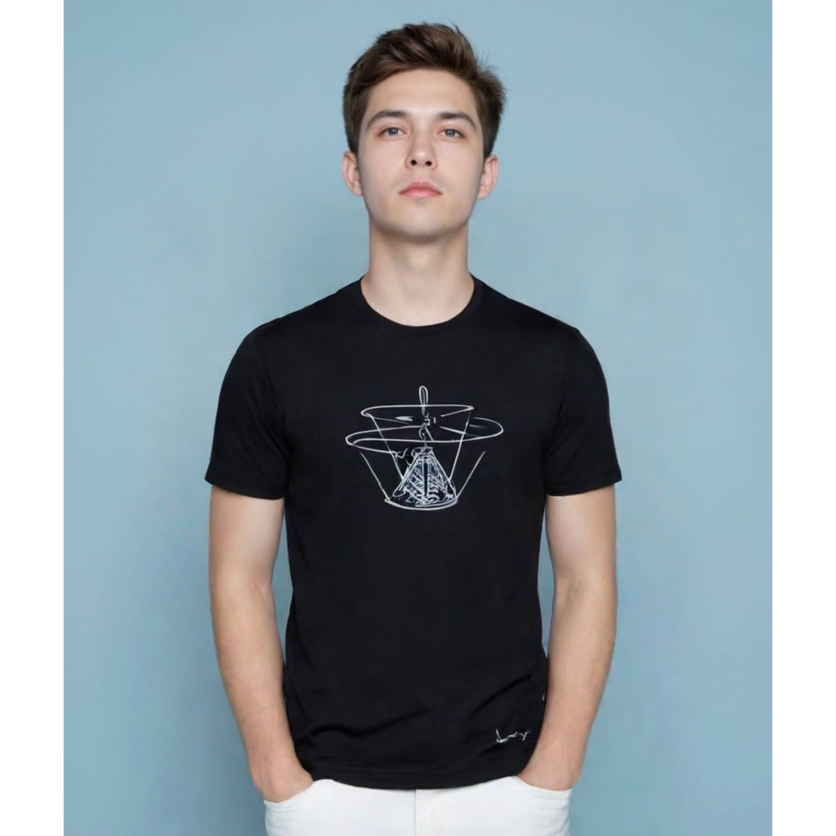 T-shirt noir avec dessin de la Machine Volante de Da Vinci.