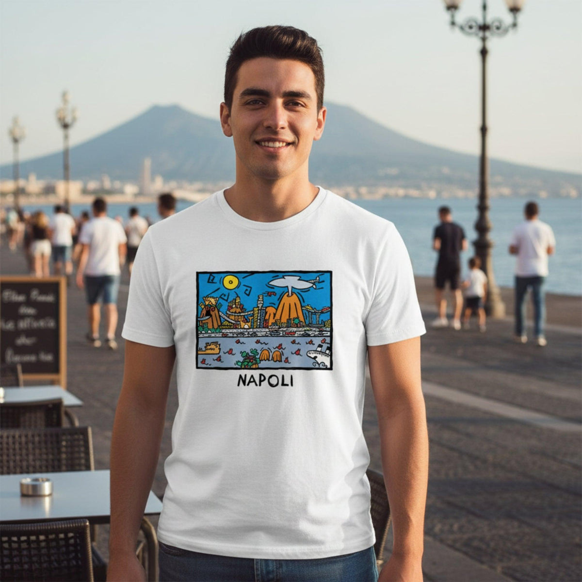 Uomo con maglietta bianca dalla stampa colorata di Napoli, sul lungomare