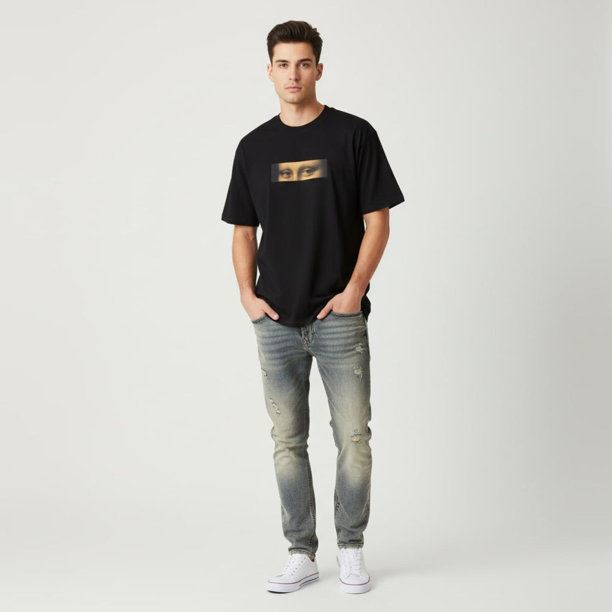 T-shirt noir avec les yeux de la Joconde et la signature de Da Vinci.