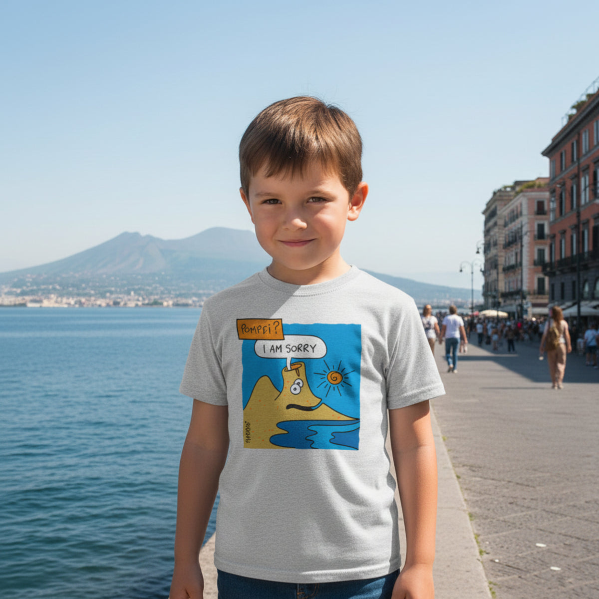 Bambino con maglietta grigia e vignetta “Pompei? I Am Sorry”, sul lungomare