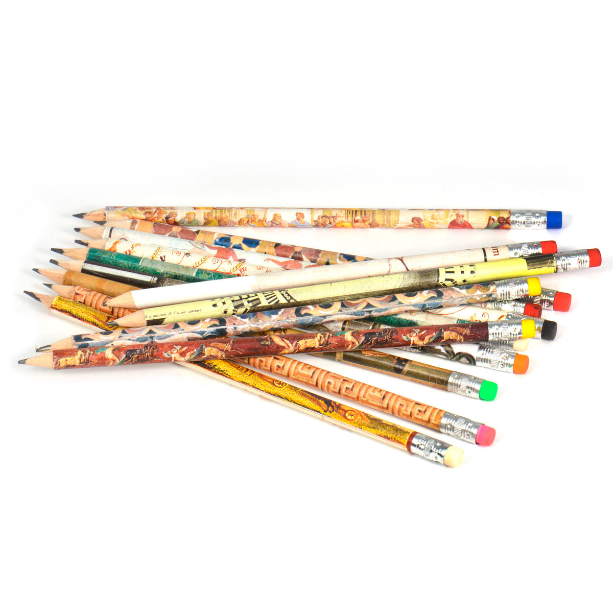 Matite in legno con decorazioni artistiche e gomme colorate, disposte in gruppo su fondo bianco