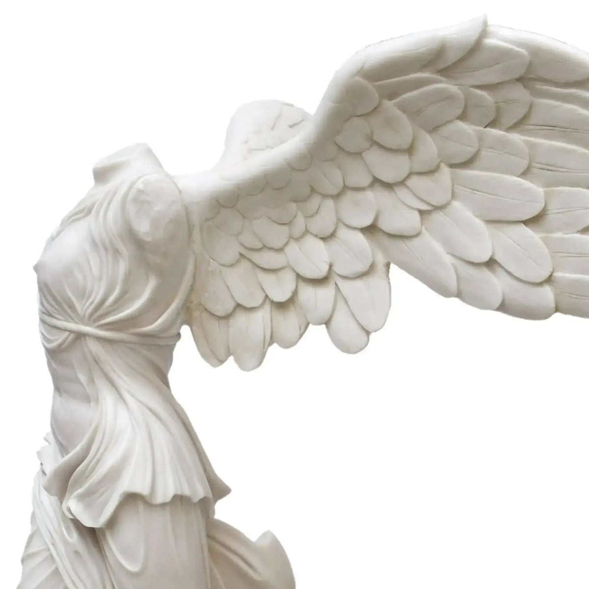 Nahaufnahme der Marmorstatue des geflügelten Sieges von Samothrake von der Seite, mit Schwerpunkt auf den Details der Flügel und der Drapierung.