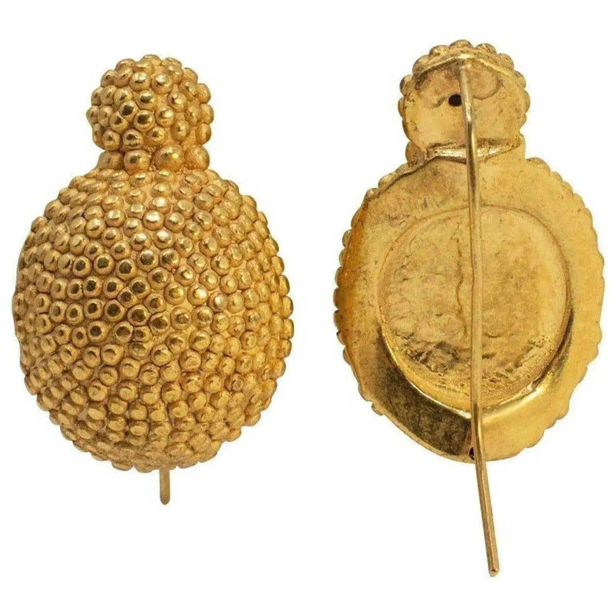 Orecchini a spicchio di sfera decorata in argento placcato oro, visti frontalmente e dal retro