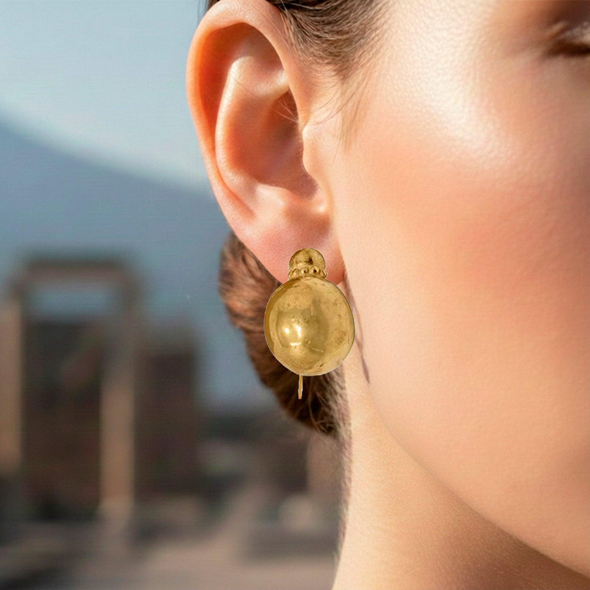 Pendientes de Cuña de Esfera Lisa de Pompeya Plata 925 chapada en ORO 18K - puestos