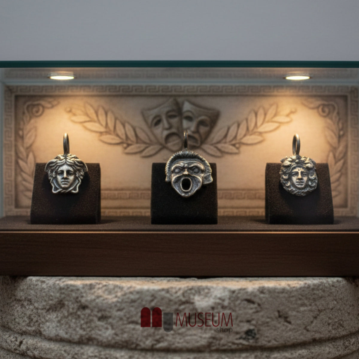 Pendenti con Maschere Teatrali Greche in argento 925 esposte in vetrina 