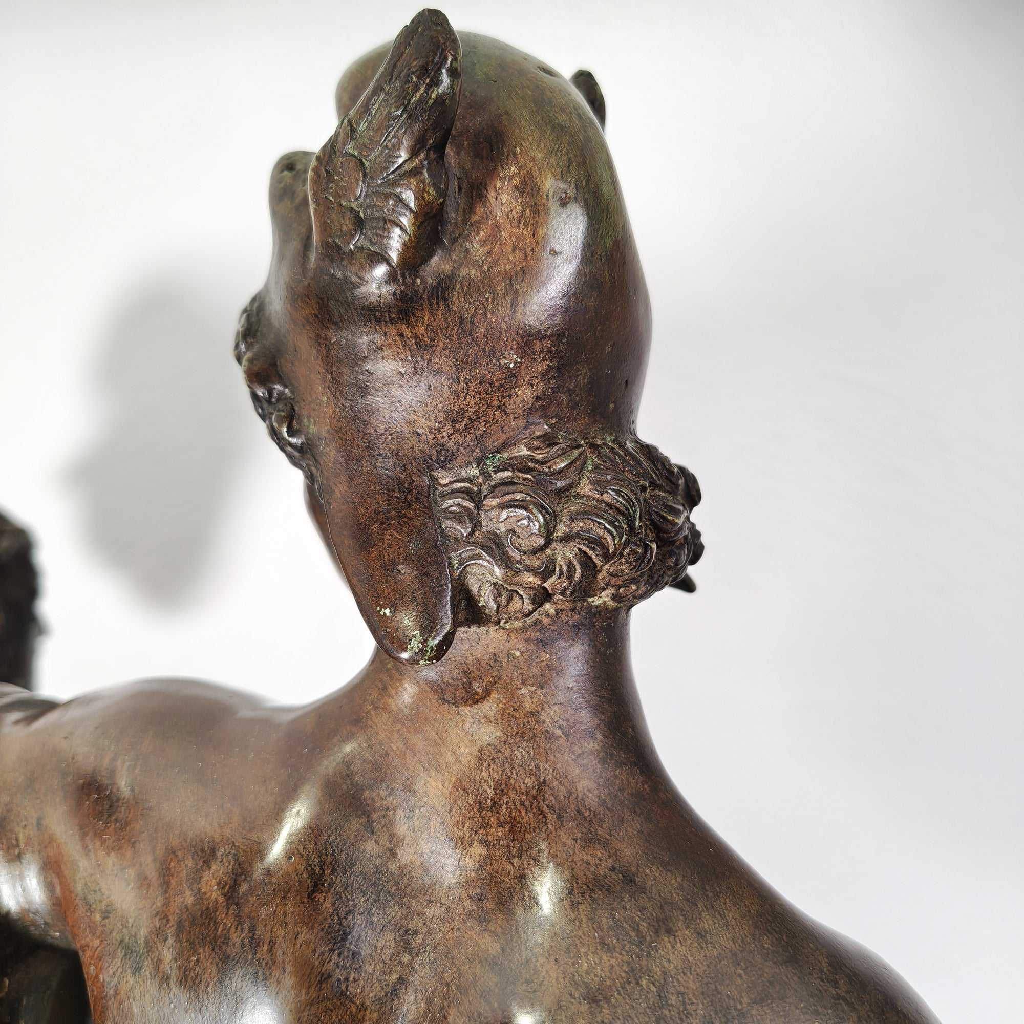 Dettaglio del braccio sollevato con la testa di Medusa