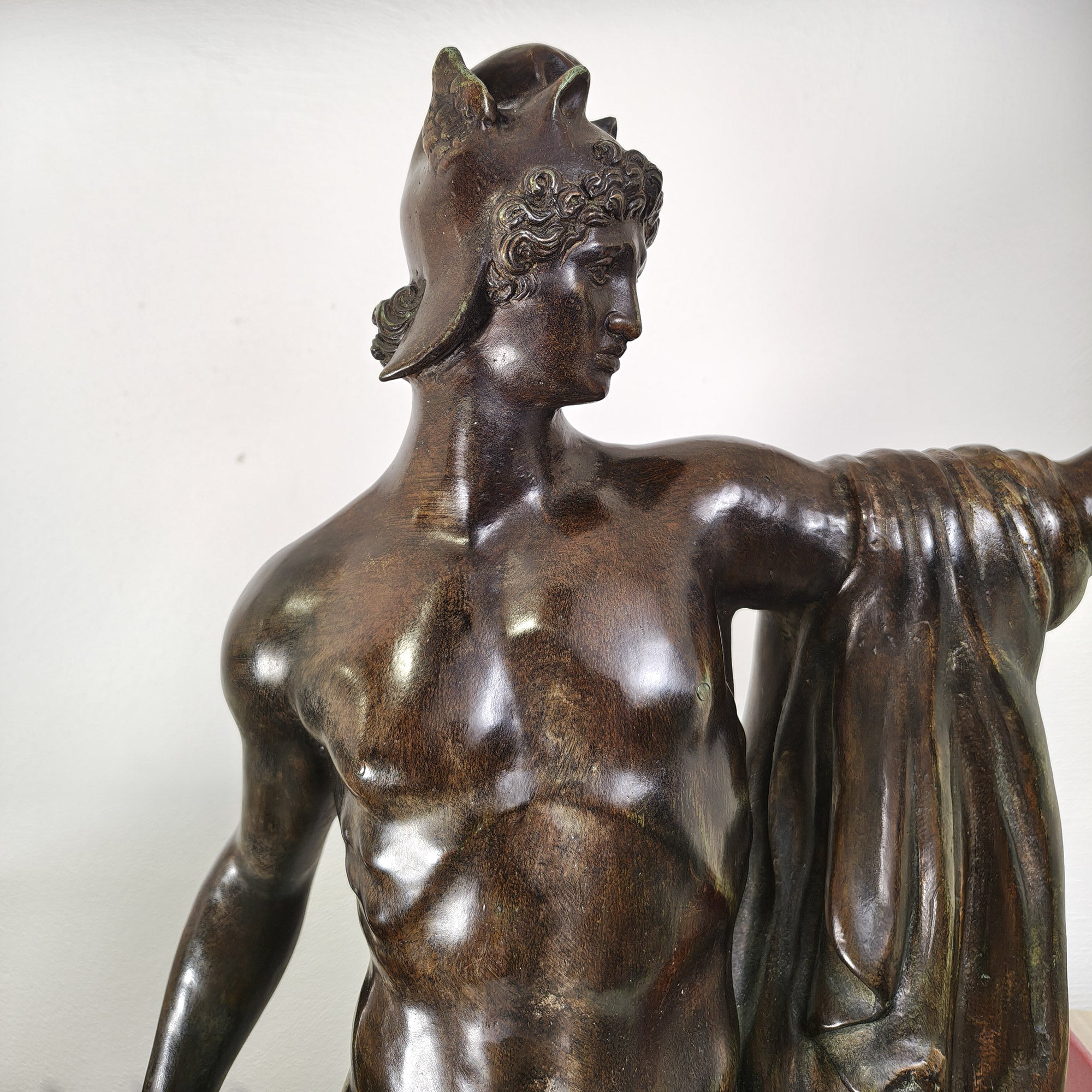 Vista posteriore della scultura in bronzo di Perseo con Medusa
