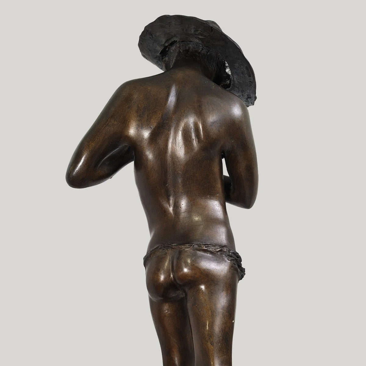 Dettaglio della patina del bronzo del Pescatorello di Varlese