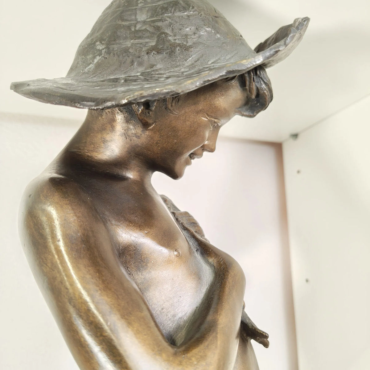 Firma Varlese sulla scultura del Pescatorello in bronzo