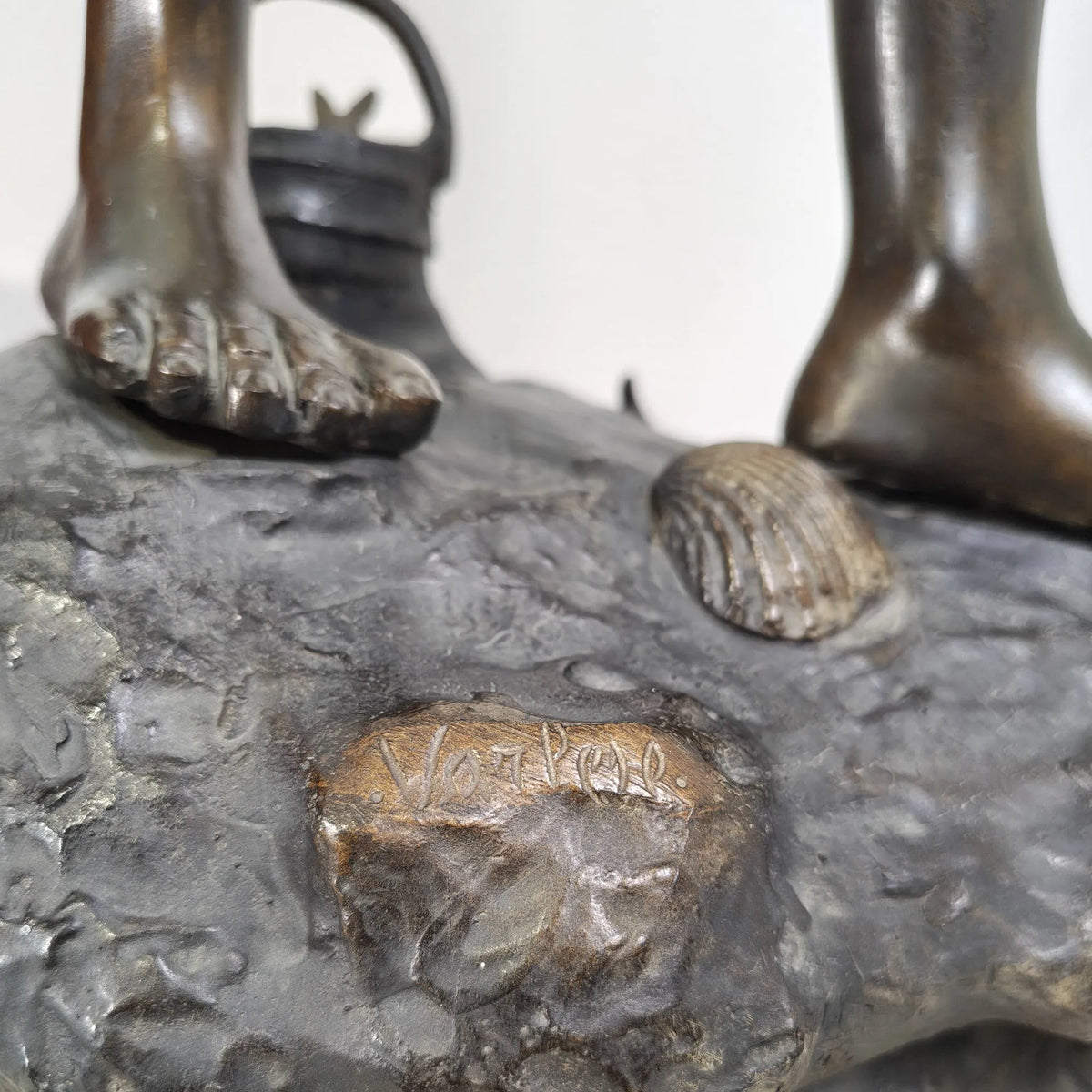 Dettaglio del cappello del Pescatorello in bronzo