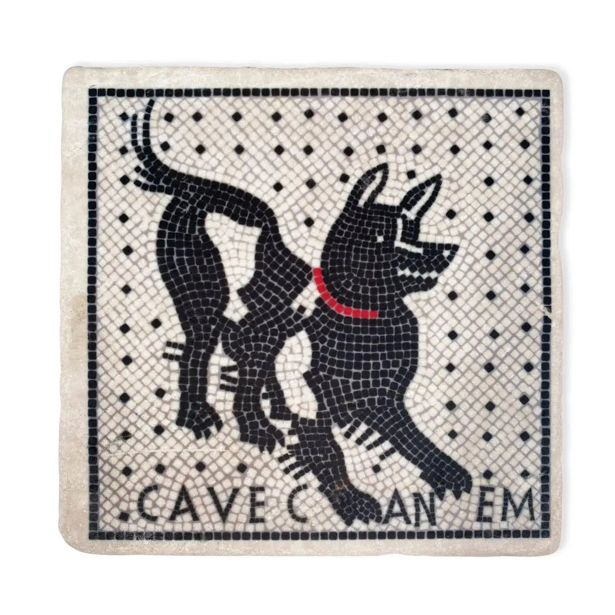 Piastrella Cave Canem in marmo Botticino con cane nero e collare rosso, vista frontale