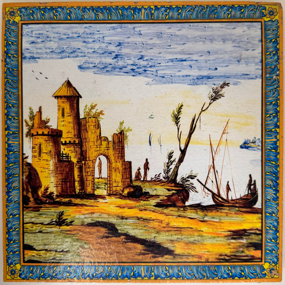 Piastrella in cotto con arco e torri sulla costa, decoro del Chiostro di Santa Chiara