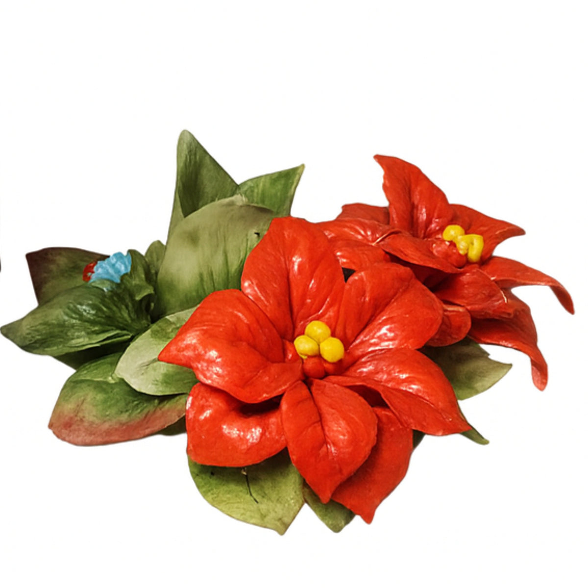 Portacandela in porcellana con stelle di Natale rosse, foglie verdi e piccoli fiori azzurri, su fondo bianco