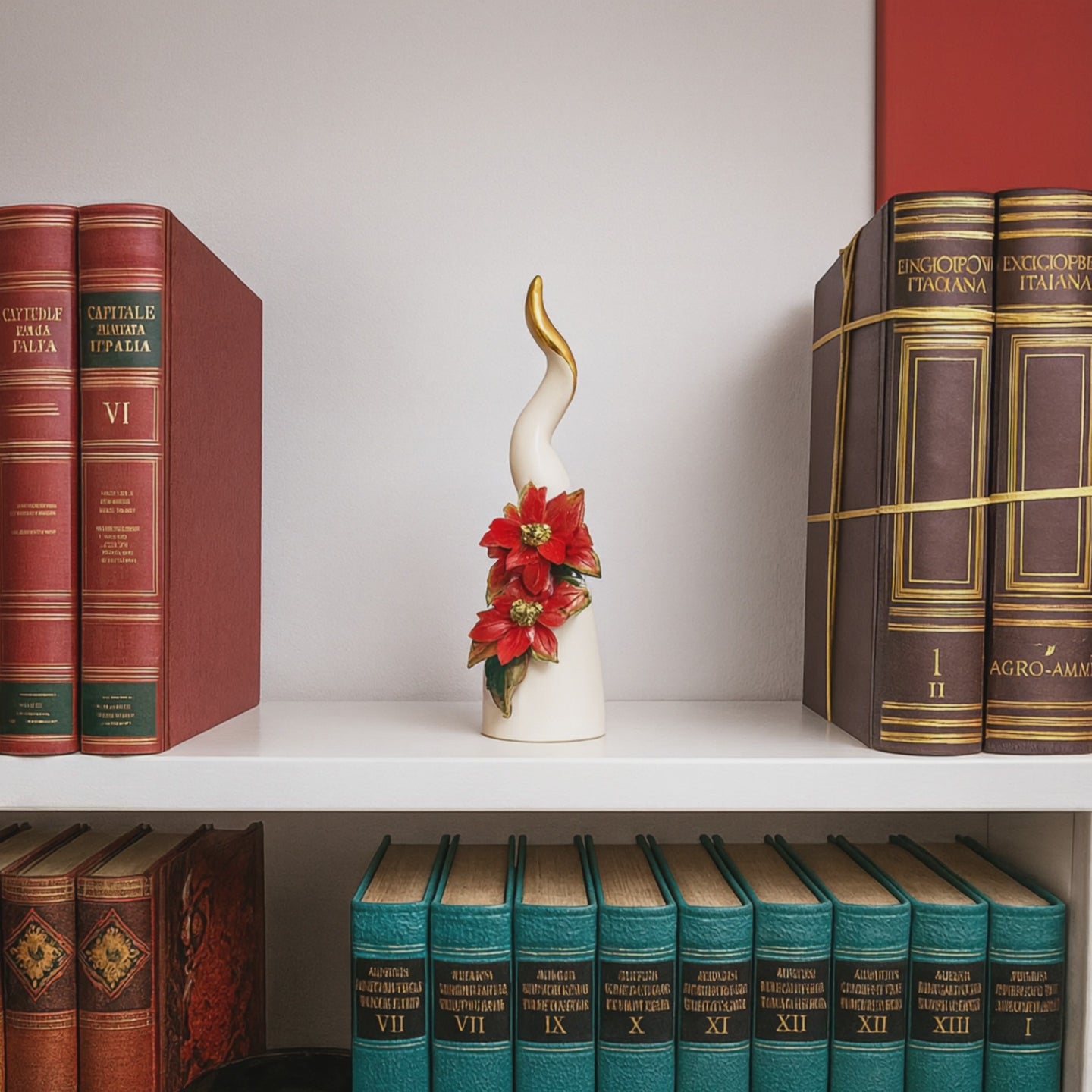 Corno in porcellana Capodimonte con stelle di Natale rosse.