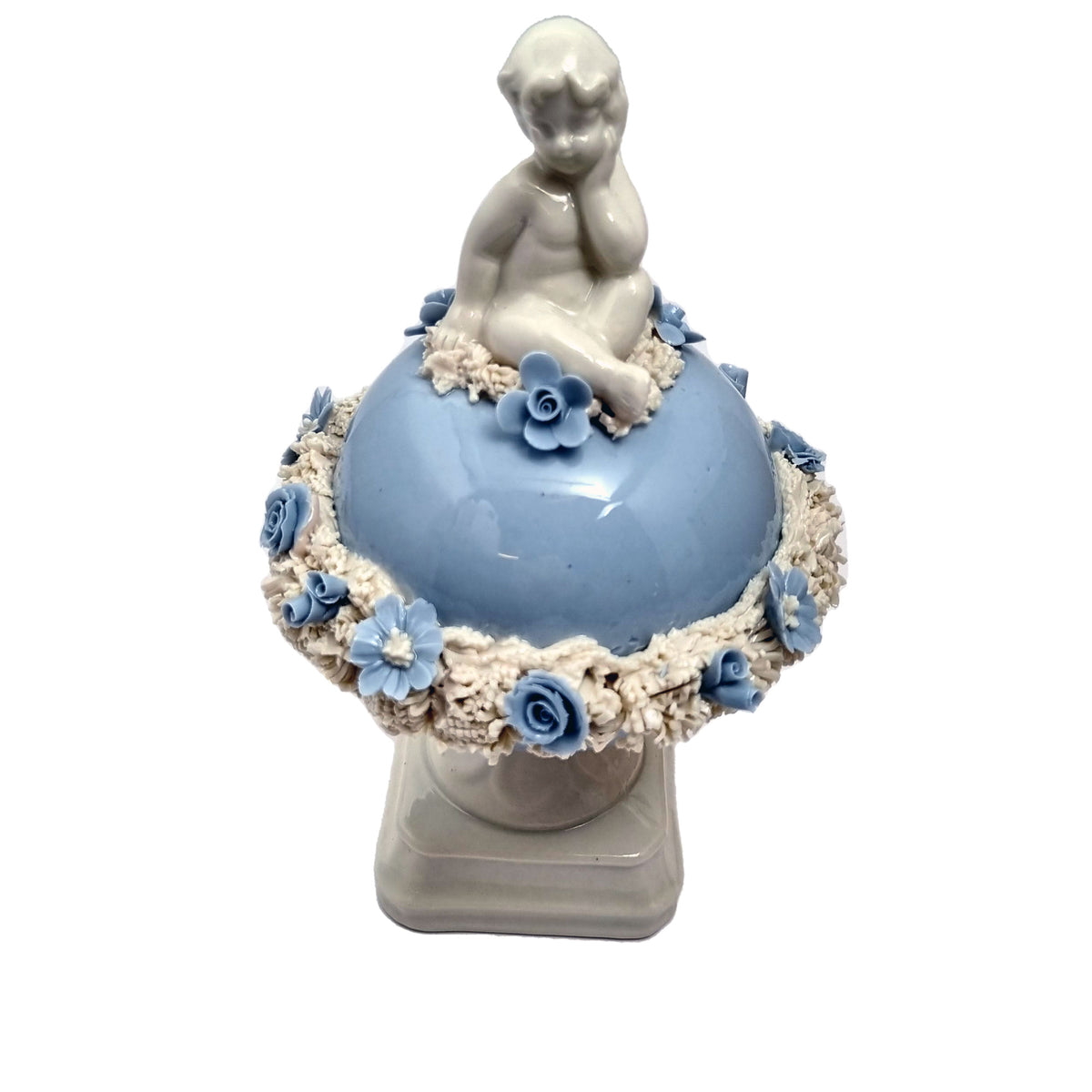 Dettaglio del bambino e della decorazione floreale del profumatore azzurro in porcellana di Capodimonte.
