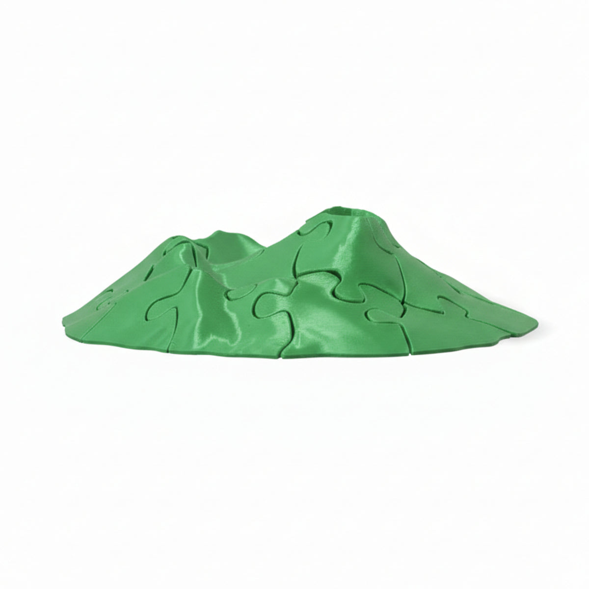 Puzzle tridimensionale del Vesuvio in PLA verde, su fondo bianco.