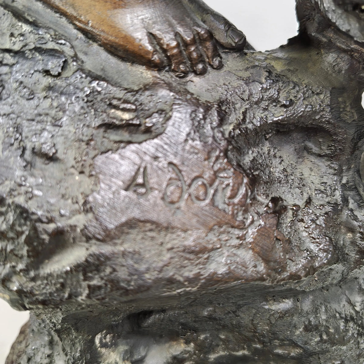 Firma A. D'Orsi sulla scultura in bronzo Ragazzo con nassa