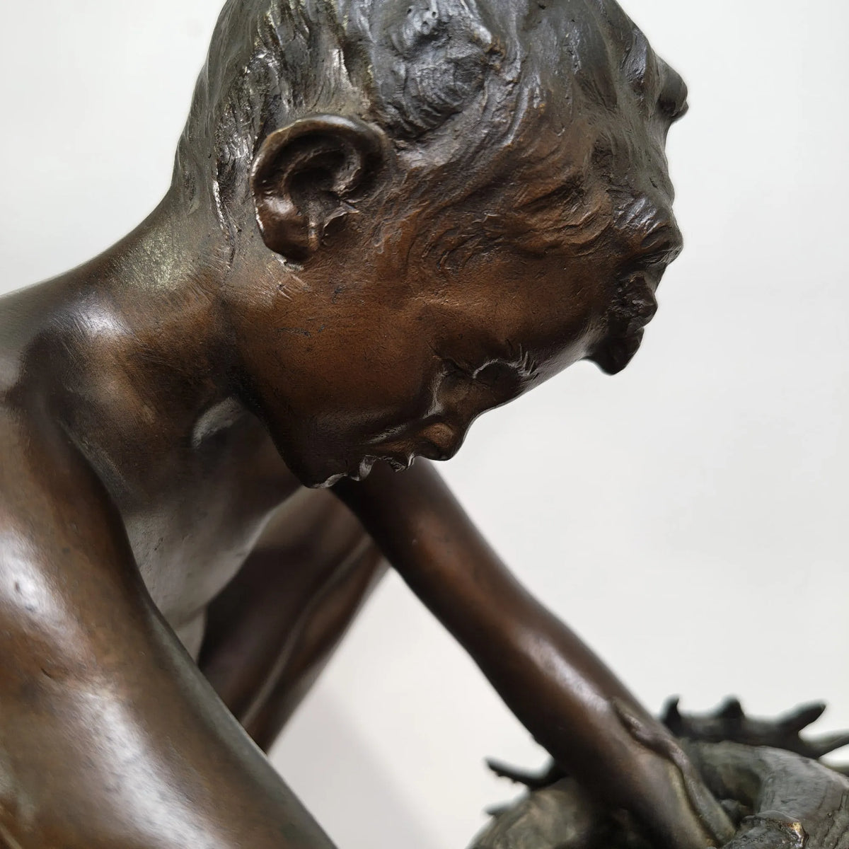 Dettaglio della patina del bronzo Ragazzo con nassa, scuola napoletana