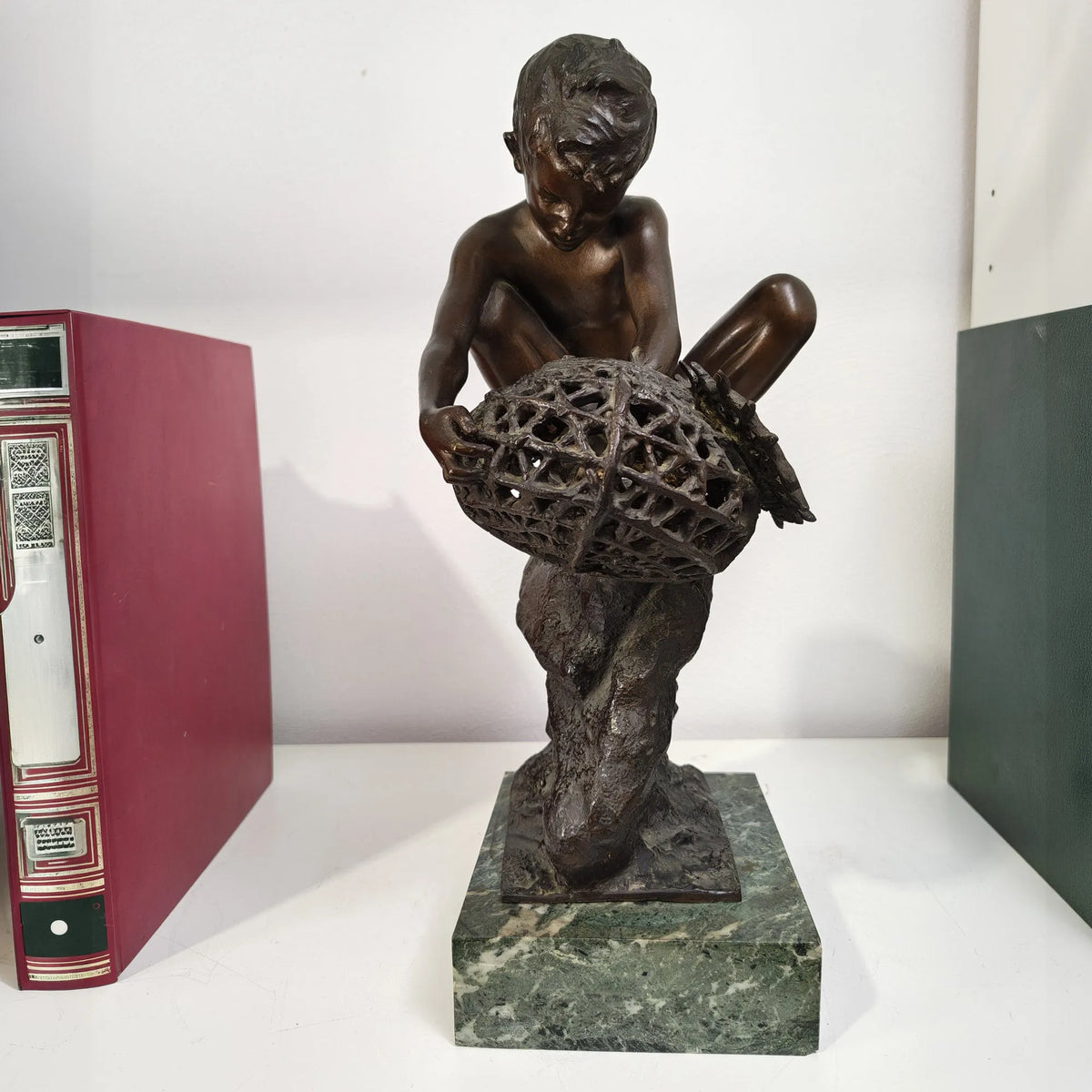 Vista d'insieme del Ragazzo con nassa in bronzo, fine Ottocento