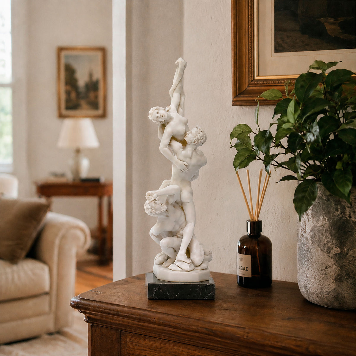 Nachbildung der Sabinerinnenraub-Statue von Giambologna – Marmorfigur, Frontalansicht