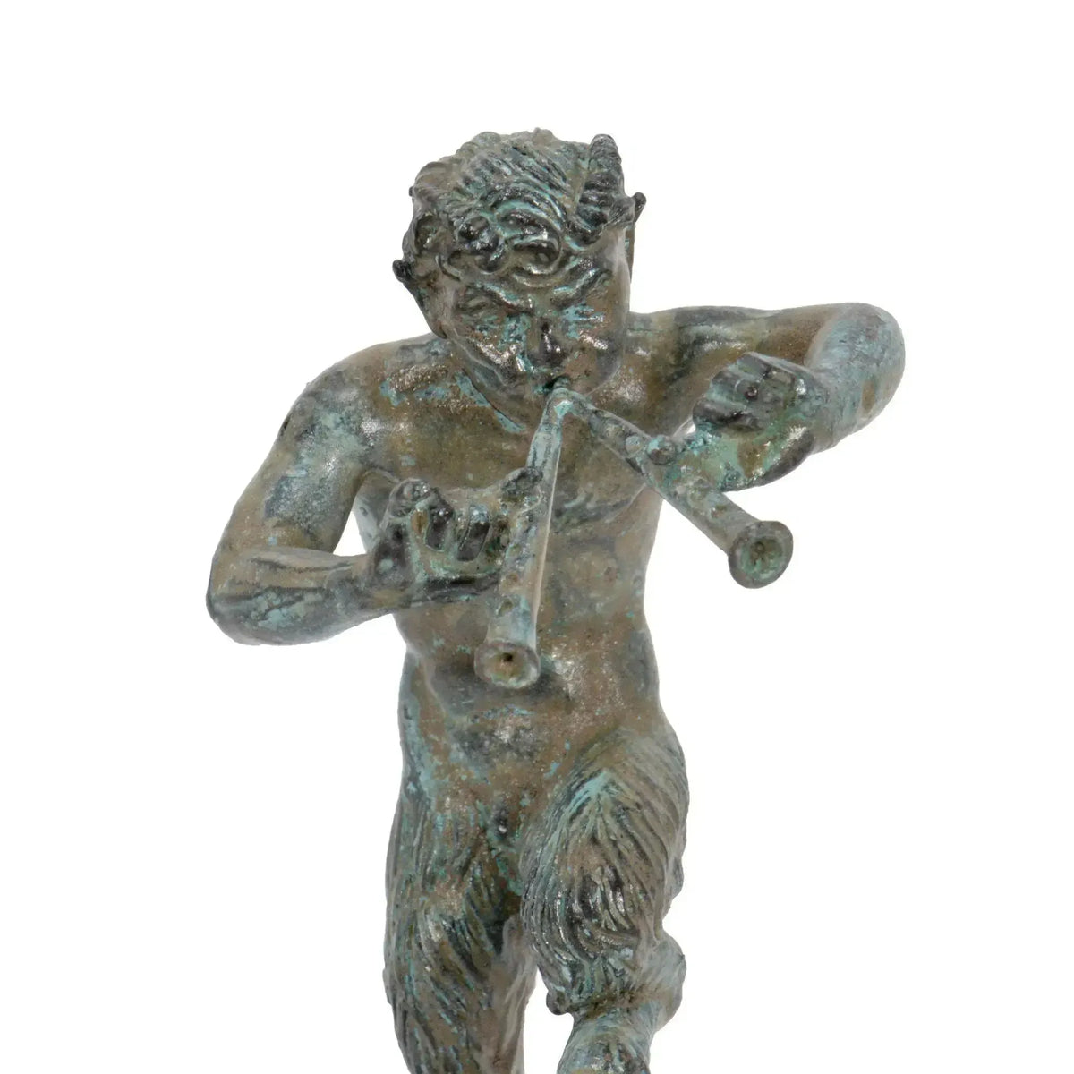 Nahaufnahme einer Bronzestatuette, die den Faun mit Pfeifen darstellt.