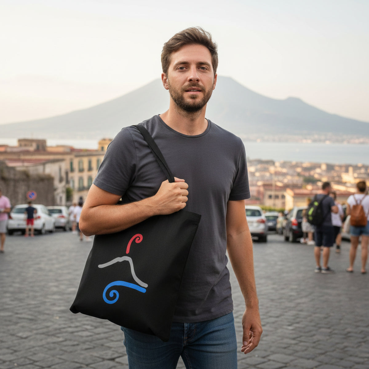 Shopper nera in cotone con Vesuvio stilizzato, portata a spalla da un uomo all’aperto