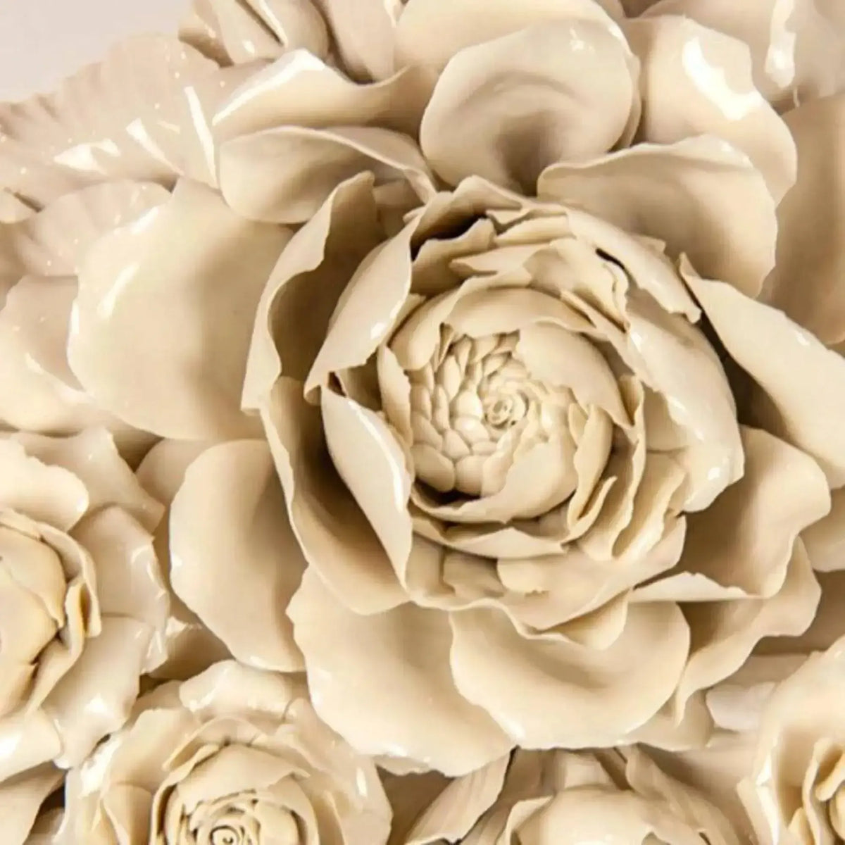 Specchio artistico bianco con cornice decorata in porcellana di Capodimonte