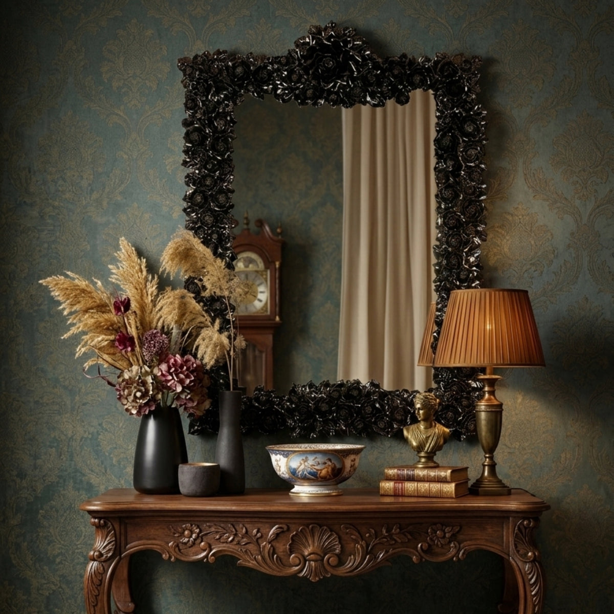 Specchio con cornice floreale nera in porcellana di Capodimonte sopra una consolle in legno, su parete decorata