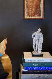 Statua famosa di Ercole in marmo esposta.