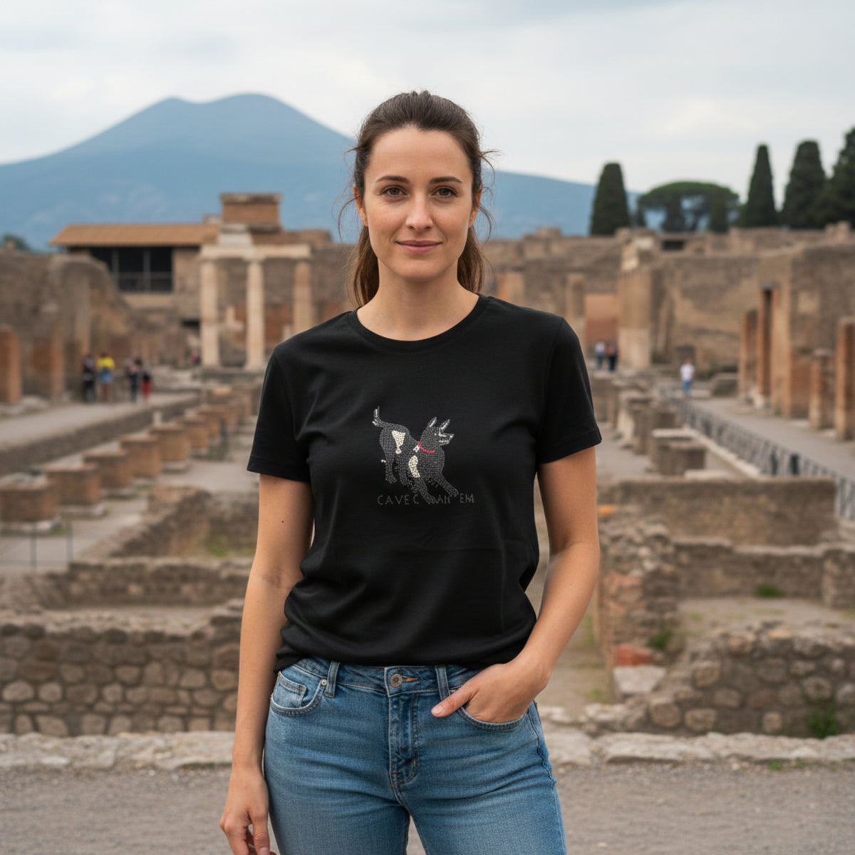 T-shirt donna in cotone con stampa “Cave Canem” ispirata al mosaico pompeiano.