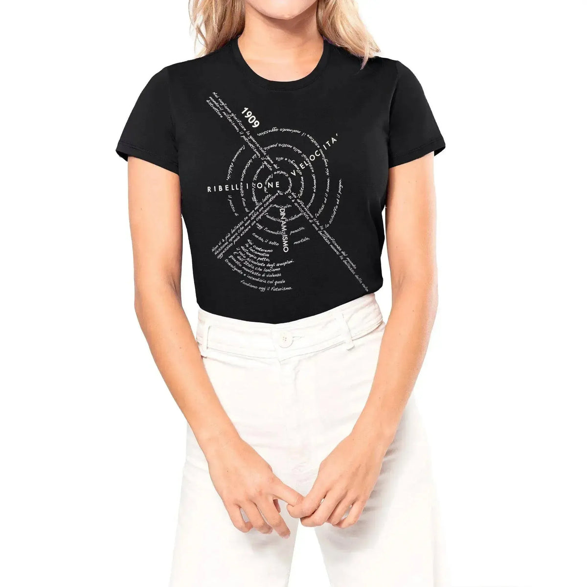 T-shirt nera da donna con scritte bianche disposte a vortice, indossata con pantaloni bianchi.