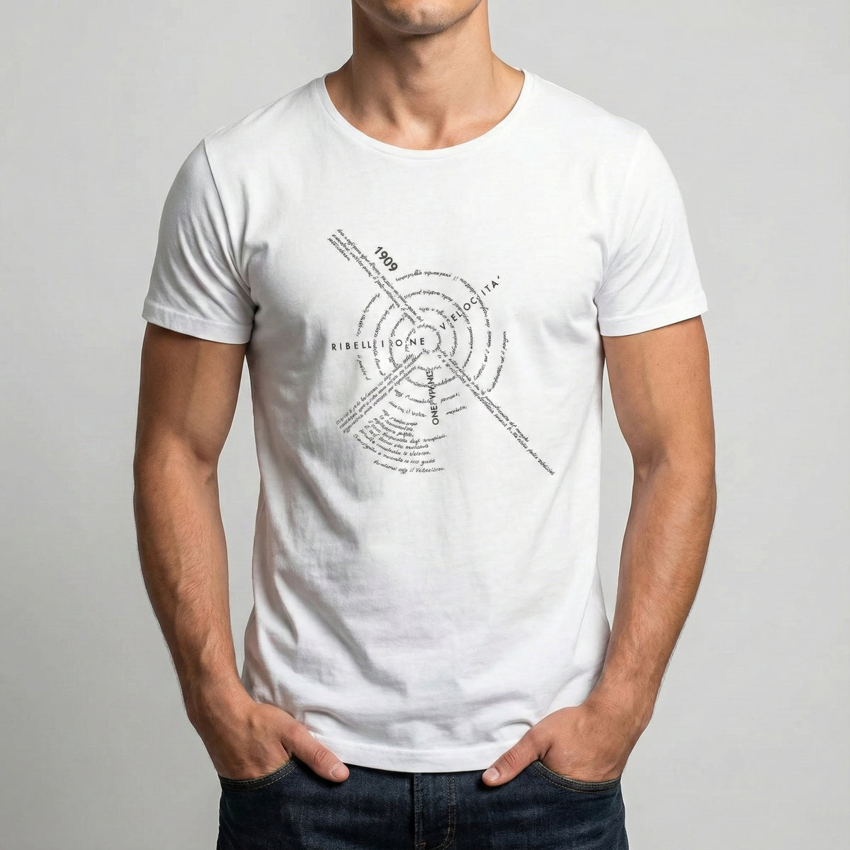 T-shirt bianca da uomo con scritte nere disposte a vortice, indossata frontalmente su fondo grigio.