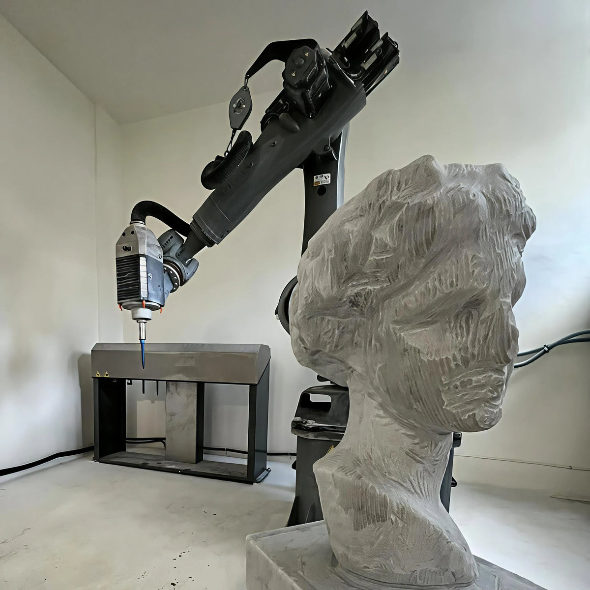 Busto di Thalia, Musa della Commedia, in marmo bianco di Carrara in lavorazione.