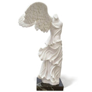 Vista laterale della scultura in marmo della Vittoria Alata di Samotracia, che cattura la grazia e la forma della statua iconica.
