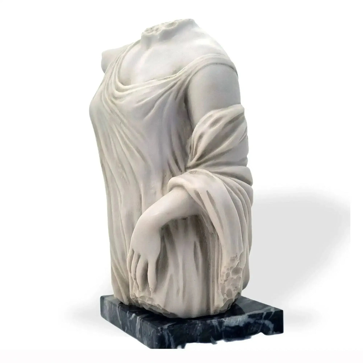 Torso femminile in marmo ricomposto, dettaglio laterale della mano e delle pieghe della veste