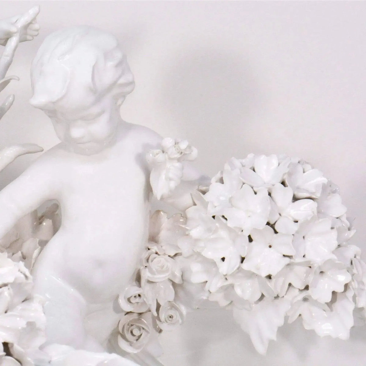 Close-up Bath with Roman Putti in Capodimonte porcelain